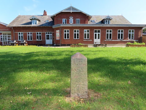 Ungdomshøjskolen ved Ribe begann als Nachschule für junge, dänisch gesinnte Südjuden. Der Grenzstein Nr. 2 steht im Garten. Es stand ursprünglich an Sprækbro und Grænsegrøften südlich von Vester Vedsted und markierte die  Grenze von 1864 bis 1920. 